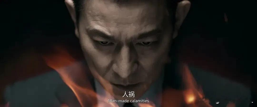 刘德华，要不要玩这么大啊？
我推荐《焚城》这部电影。
该片由刘德华、莫文蔚、白宇等领衔主演。
《焚城》号称国内首部「辐射灾难电影」，从「灾难表现」来看，《焚城》应该是「合格」的，诸多爆炸、崩塌等大场面，令人紧张到忘记呼吸。
先介绍一下，《焚城》中的所谓「灾难」，「洋垃圾回收站」起火，原本是一场小火灾