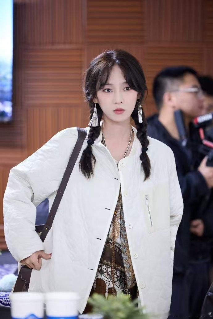 在《花儿与少年2026》直播中，殷桃对新人演员王可展现了毫不掩饰的宠溺，一句“你长点肉吧，挺好的”让网友直呼比亲姐还亲，而这不过是她们相处模式的冰山一角。 一、核心宠溺名场面：嘱咐长肉与幕后夸赞- 温
