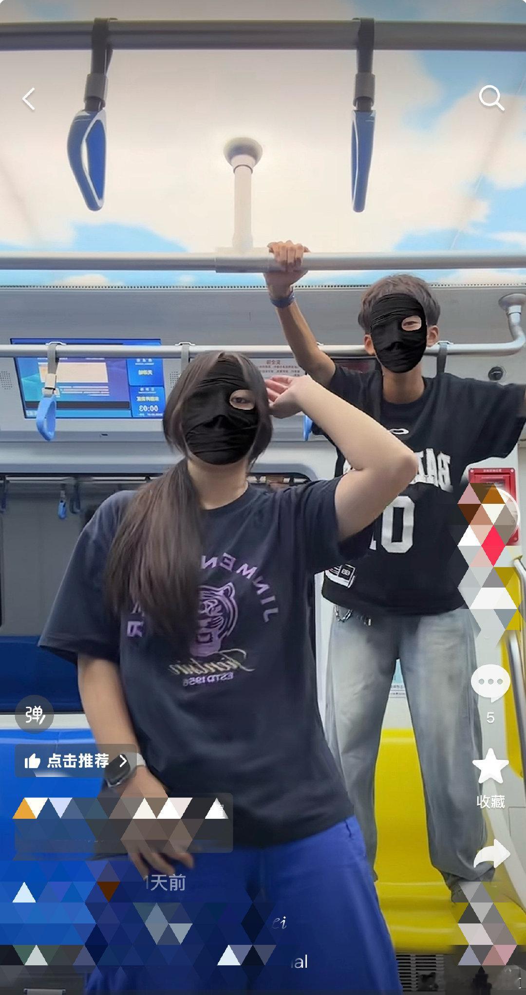 #天津津门虎[超话]#  
地铁也好轻轨也罢，座位是让大家坐的。
这样一点也不酷更不帅，并且极其的丢人[无聊]
请保护好天津球迷的形象… ​