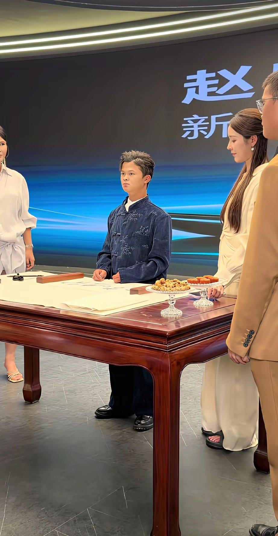 这谁能想到‘小马云’摇身一变，成了书法大师
网友称​​看来天道酬勤的勤，指的就是范小勤 ​