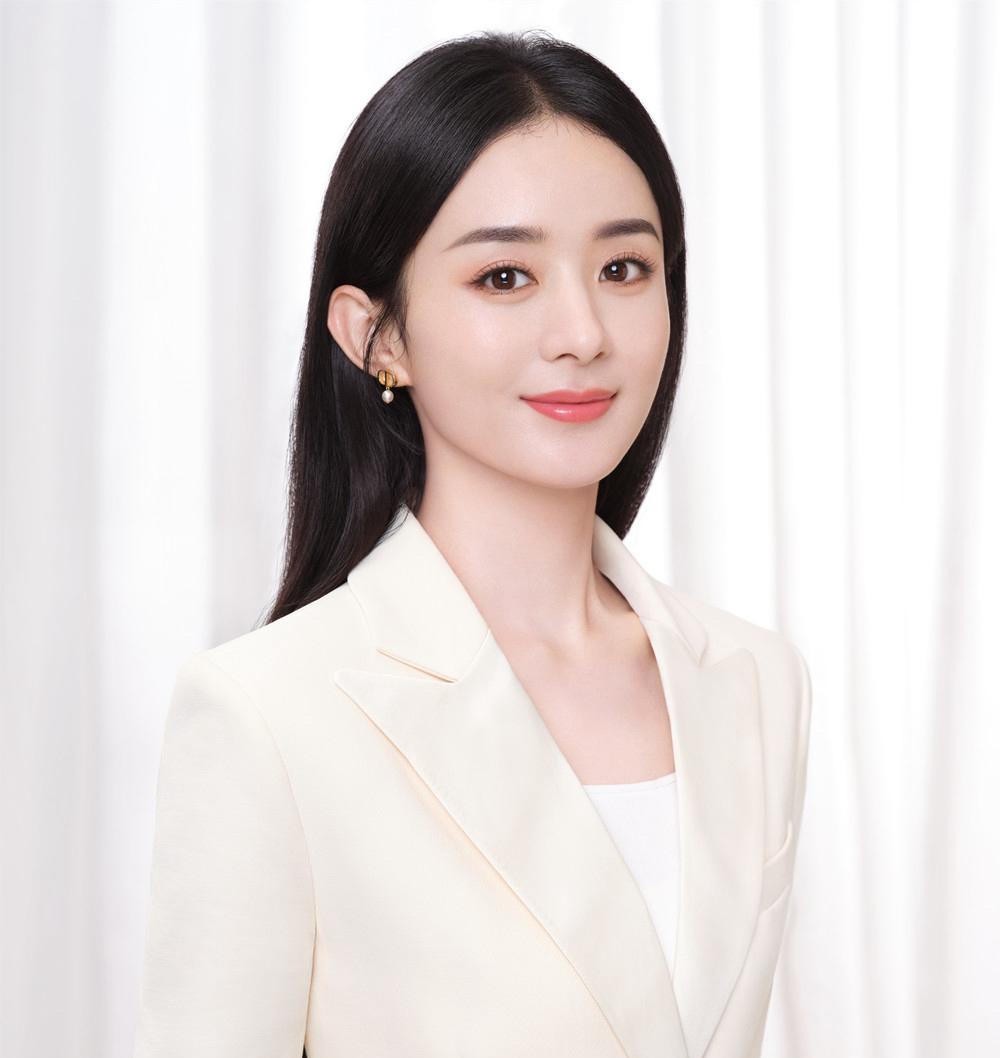 业内当面告诉赵丽颖，圆脸演不了主角，只能演丫鬟、女儿、孙女、妹妹。这话不是网友说的，是她2017年5月站在腾讯星空演讲台上自己讲出来的。她当时的反应不是哭，原话是“我当时很不服气，我不明白，一个演员的价值，为什么要因为脸型而被定义”。
把时间往前推。2006年她参加雅虎搜星，拿到冯小刚组冠军，出演广