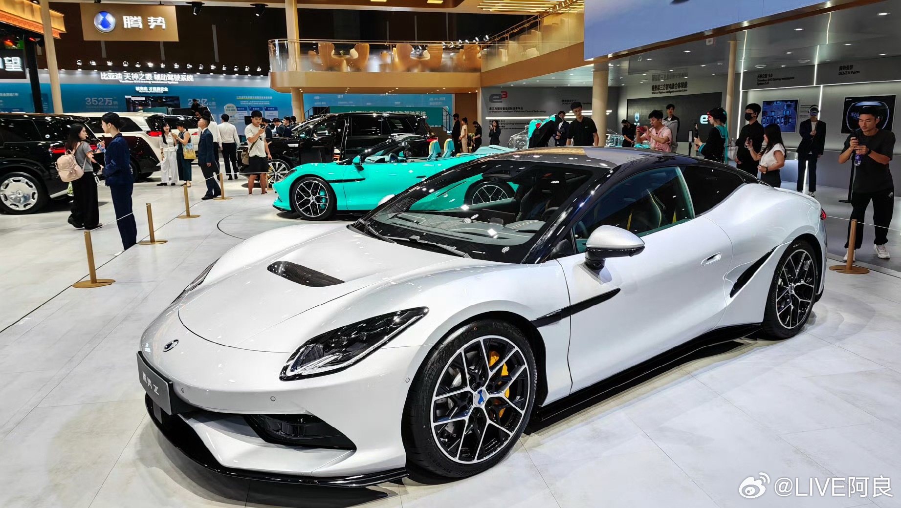 #阿良聊车#继英国古德伍德全球首发后，腾势Z登陆成都国际车展，硬顶Coupe迎来国内首秀，敞篷Spider携全新车色重磅亮相。览观国技驰骋全球先域，这台百万定价、千万级性能的电动超跑，正在改写全球超跑市场格局。

#2026成都车展#作为国产电动超跑的顶尖代表，腾势Z搭载易三方pro三电机系统，爆发1600+ ​
