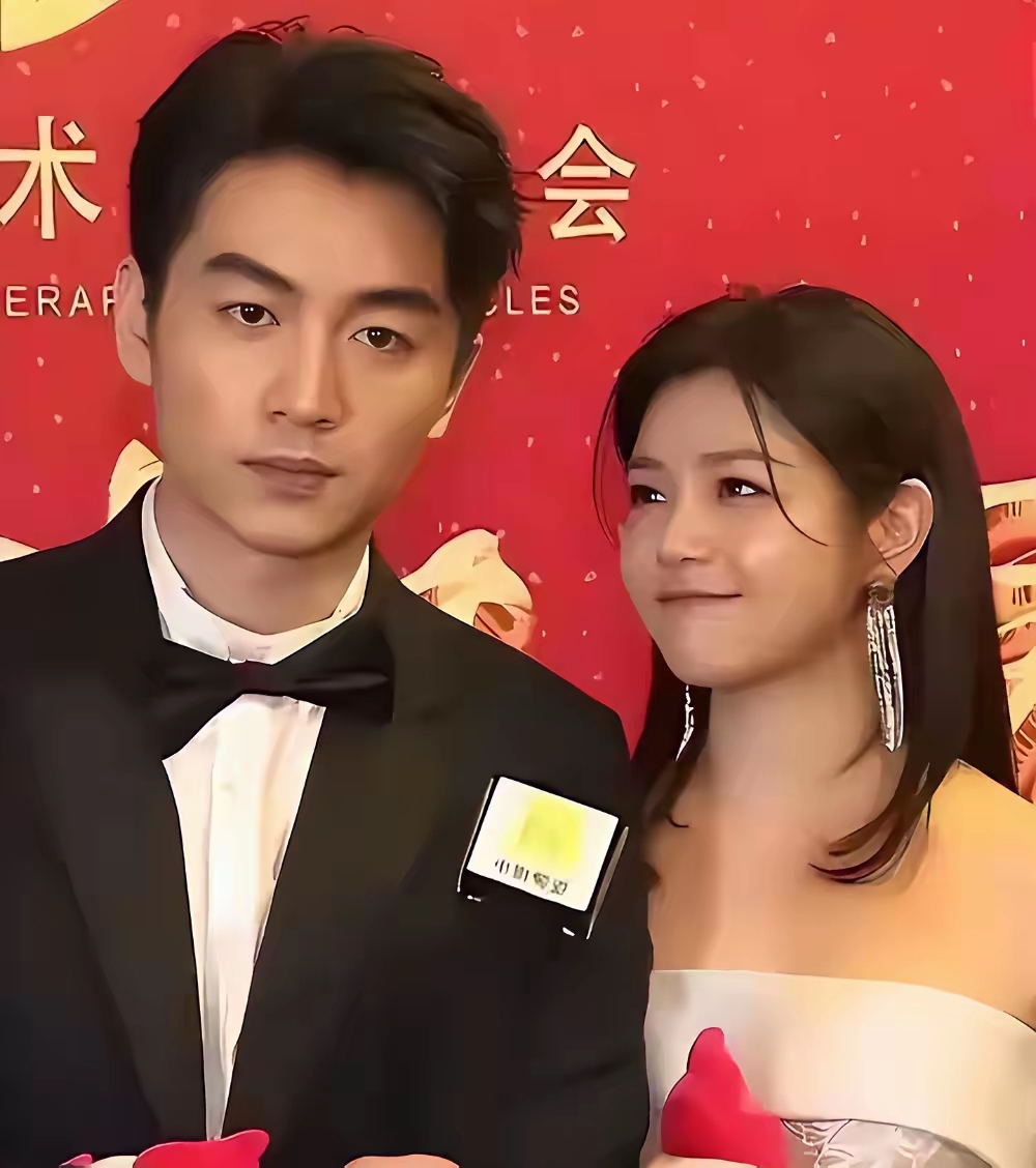 陈晓陈妍希说是九年婚姻，其实在离婚前两年就已经没有任何交集了，陈妍希想要知道陈晓在哪或者有事商量，都要通过陈晓身边的工作人员才能找到他！他们是内耗了整整两年才离婚！他们爱过是真的，不爱了出席活动时装也懒得装了！