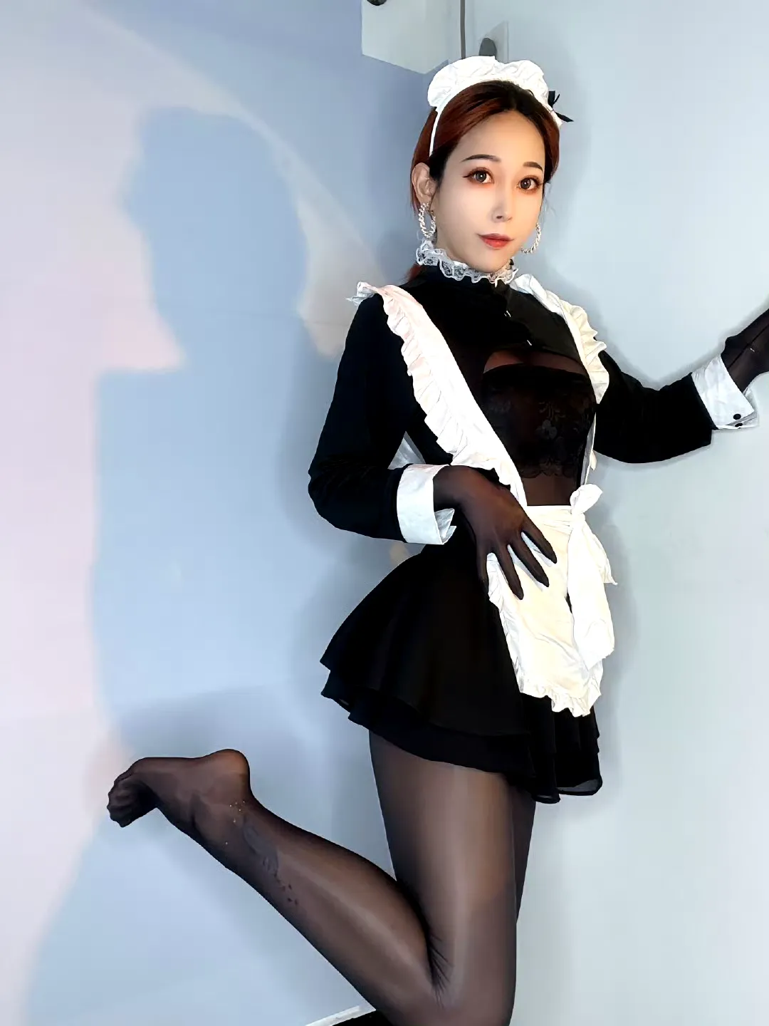 女仆装确实有着独特的魅力。那精致的裙摆，蕾丝的装饰，蝴蝶结的点缀，每一...