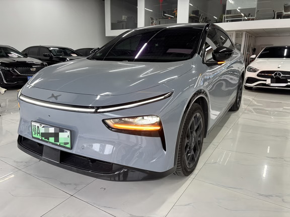 车型：小鹏 2025款 G7 702 超长续航 Ultra 自动挡  上牌：25年7月 1万公里
	
✅用车亮点
	
1. Ultra顶配核心卖点：3颗图灵AI芯片，VLA+VLM大模型，XNGP全场景智驾，无图城市领航、高速NGP、自动泊车，AI感知更强，复杂路况处理能力强，是这台车最大亮点。
	
2. 800V高压5C超充，小鹏S4超充桩10分钟补能约250km，10%-80%仅需12分钟，长途补能效率拉满；X-HP3.0热泵空调，冬天续航衰减控制更好，支持6kW V2L对外放电，露营神器   。
	
3. 太极AI底盘，可变阻尼减震器，前双叉臂+后五连杆，底盘可实时调节软硬，高速稳、滤震好，兼顾操控和家用舒适性。
	
4. 满配内饰：Nappa真皮，四座通风/加热/按摩，静音电吸门，大尺寸全景天幕，540°透明底盘，2890mm轴距，后排宽敞，后备箱拓展能力强，家用兼顾长途自驾。
	
5. 仅1万公里，25年7月上牌，整车几乎无磨损，整车5年/12万公里、三电8年/16万公里...