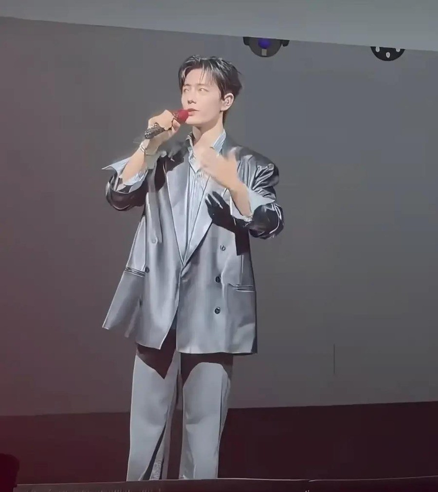 22020张票，超500万人抢。肖战在南京演唱会的致谢环节抬手压住全场，把万人齐喊的“倒闭”改成了“谢谢大麦”。第二天大麦官方发视频，说完全没有预料到，受宠若惊。
一个被骂了两年的票务平台，听到一声谢谢，先慌了。
“倒闭”喊了两年，账本翻出来全是三件事
去看过演唱会的人对这套流程不陌生。散场致谢，念