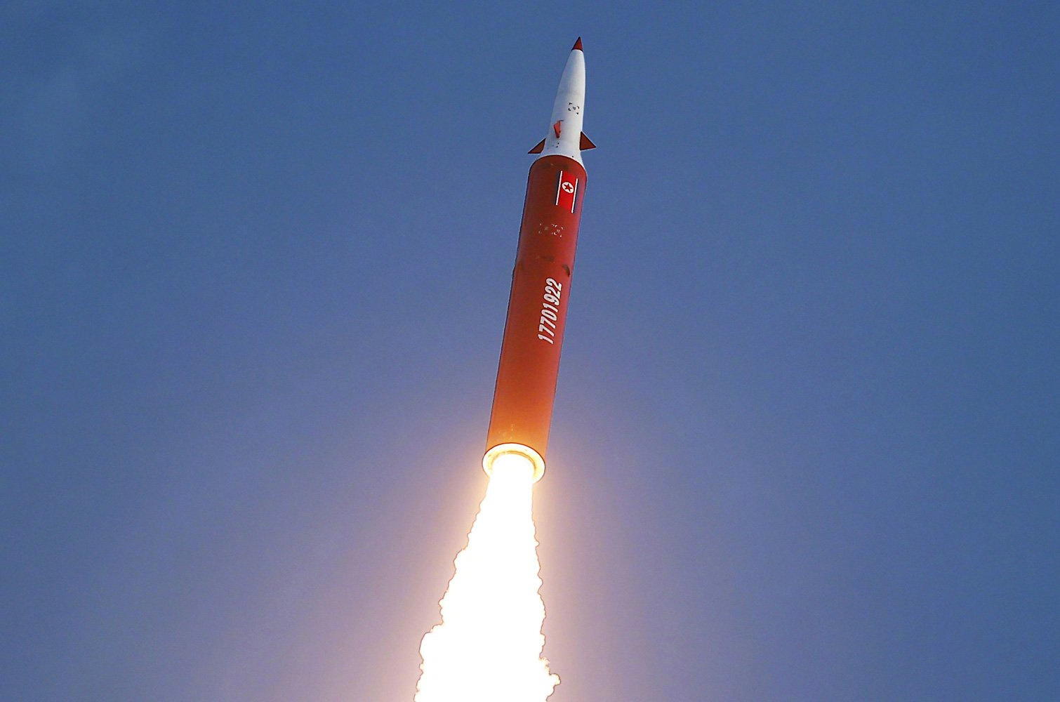 #烽火问鼎计划# “金版”东风-26中远程导弹发射成功，在10月3日，朝鲜东部地区举行了针对东海的中程战略导弹发射演习。导弹向东北方向人日本海发射，精准击中指定目标点。 ​​​

此次导弹试射，朝方直接称呼为“中远程弹道导弹”，而且是带有空气舵的双锥机动再入战斗部，妥妥的是一枚“金版东风-26 ​