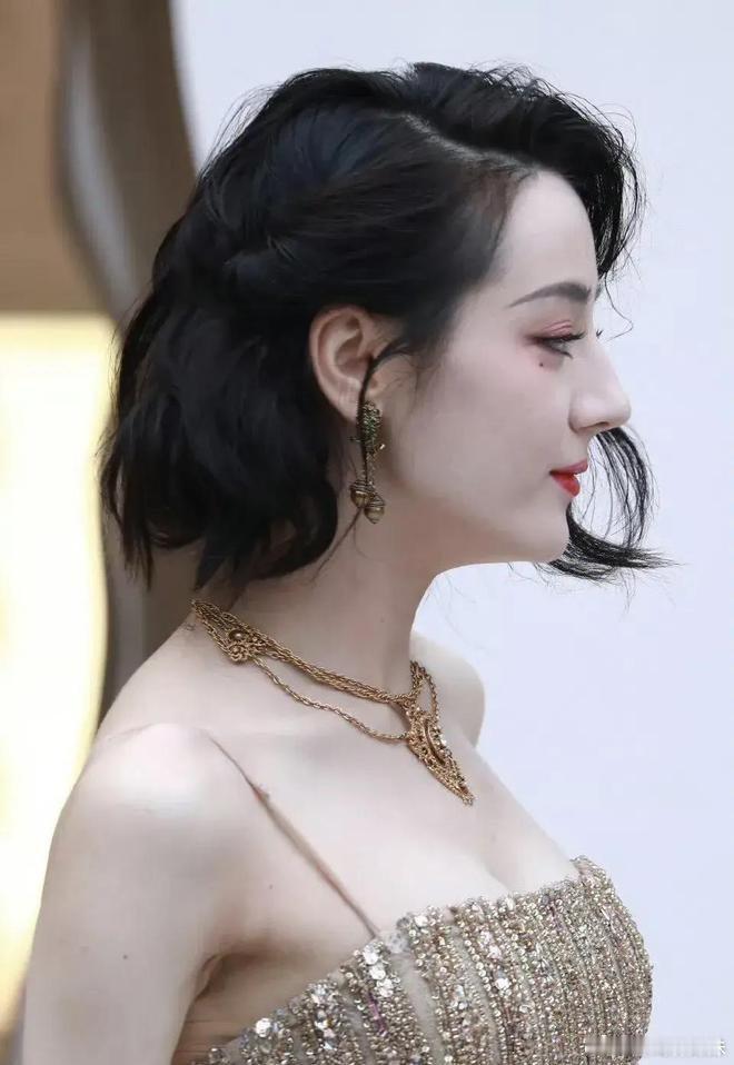 迪丽热巴五官精致立体，高挺鼻梁十分出众，无论何种角度镜头都十分上镜...