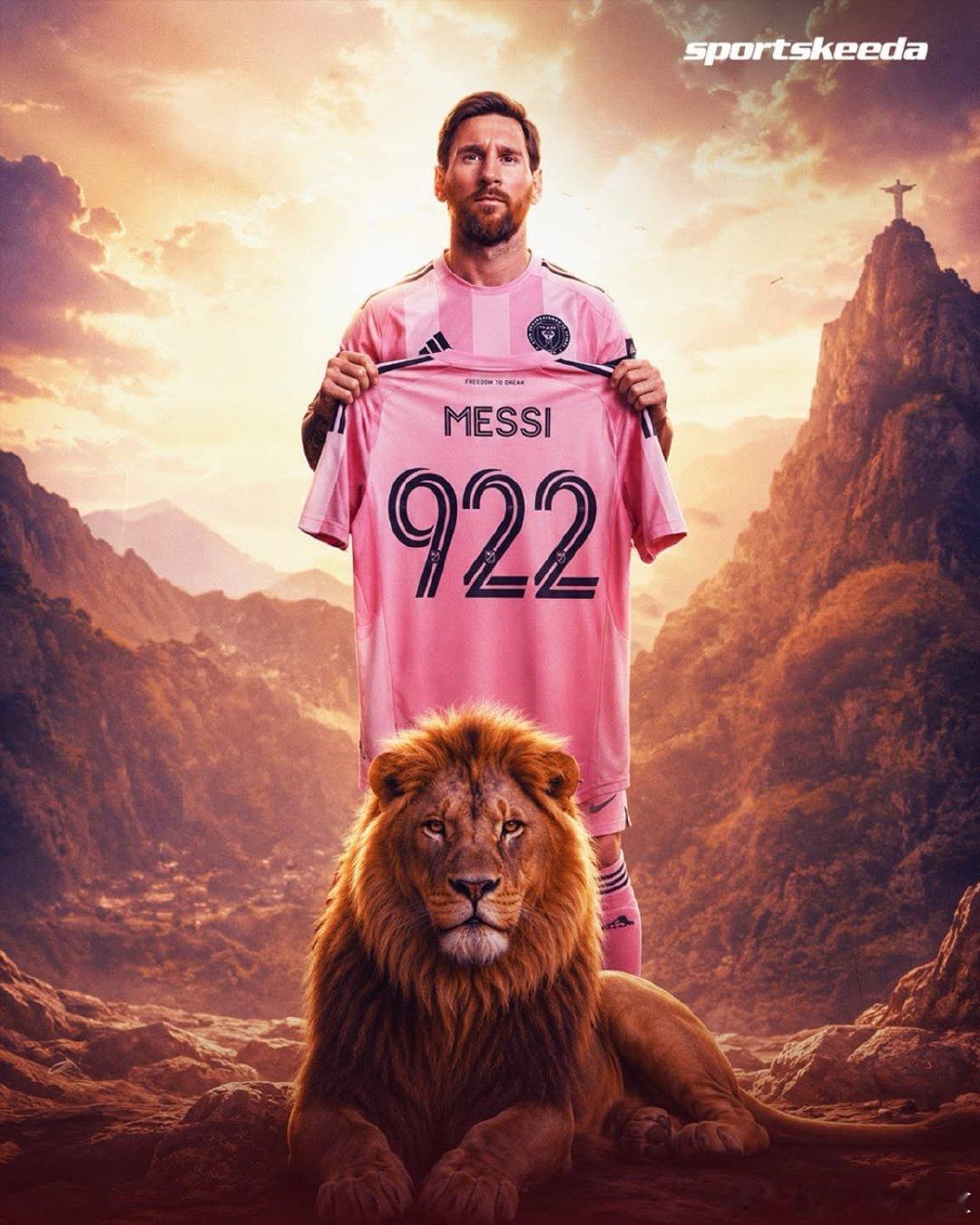 這張是由體育媒體 Sportskeeda 製作的慶祝海報，畫面中阿根廷足球巨星梅西（Lionel Messi）手持印有「922」號的邁阿密國際粉紅色球衣，象徵他達成職業生涯第 922 顆進球的歷史里程碑。

我覺得好好看🦁

#我們都愛梅西# [爱慕] ​