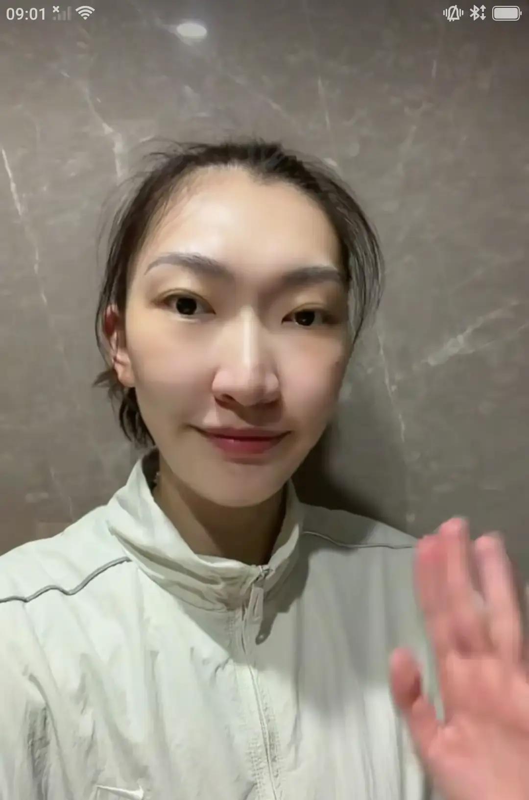 刚结束WNBA征程的韩旭连家都没回，转头就拎着球鞋飞去澳大利亚打球了。
很多人以为打完高强度的海外职业赛季，怎么也得给自己放个长假喘口气，没想到她根本停不下来。
这一站她的新东家是澳洲WNBL的吉朗毒液队。而且这次去澳洲并不孤单，队里还有另一位中国女篮球员张王来，两人直接成了并肩作战的队友。