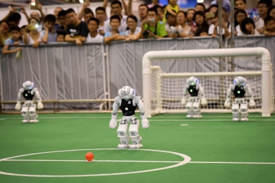 2026世界人形机器人运动会在北京开赛，大量机器人同台比拼，多项成绩突破人类运动纪录。
 
比赛落地在国家速滑馆冰丝带，一共有十六个国家的六百多支队伍参与进来，两千多台机器人来到赛场，五天赛程里面要完成五十多个项目的比拼。对比上一届活动，参赛规模出现大幅度增长，很多人没有想到机器人赛事，可以发展到这