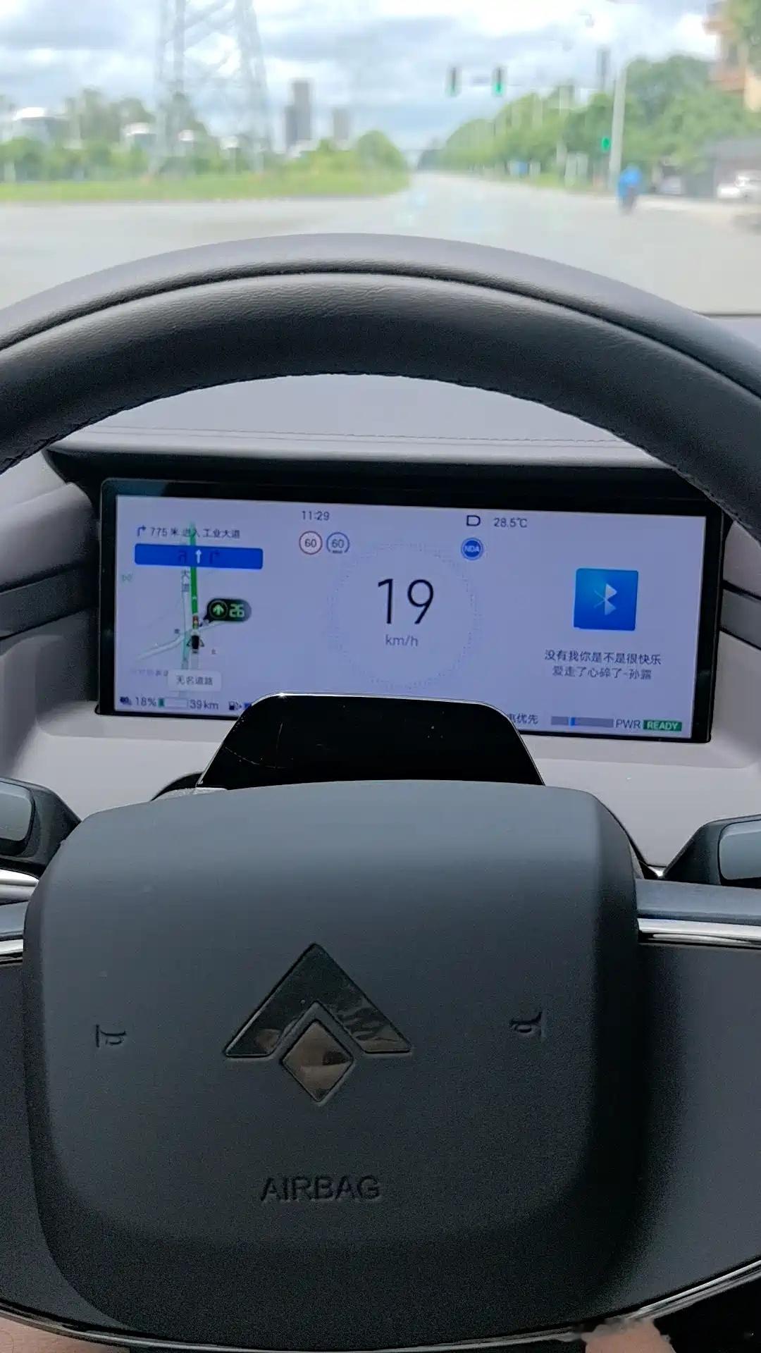 九月的风里既有军营的号角，也有归乡的汽笛。当老兵拖着行囊走出车站，广汽荣军驿站的红棉标志早已等候，鲜花与专车礼遇，让“最可爱的人”被看见、被铭记。
作为昊铂S600车主，我此刻心中满是自豪。平日，我惊叹于它的续航与智驾；此刻，我更感动于广汽在造车之外的家国担当——从车站到家门，一辆辆 ​