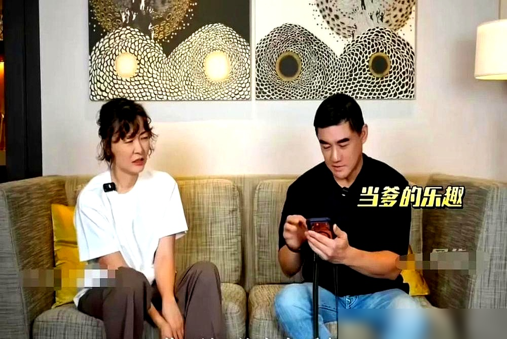 吴大维镜头前催54岁的柯蓝赶紧生一个，柯蓝笑嘻嘻回了一句，直接扎心。
他原话是：你无儿无女，不知道养孩子的快乐，人家60岁都能生一个。
柯蓝想都没想，笑着说：这是老天爷给我最大的福报，就不会像你这样，老了还这么贱兮兮的。
两人是老搭档，互相揭短，氛围轻松，没有半点尴尬。
柯蓝有强直性脊柱炎，
