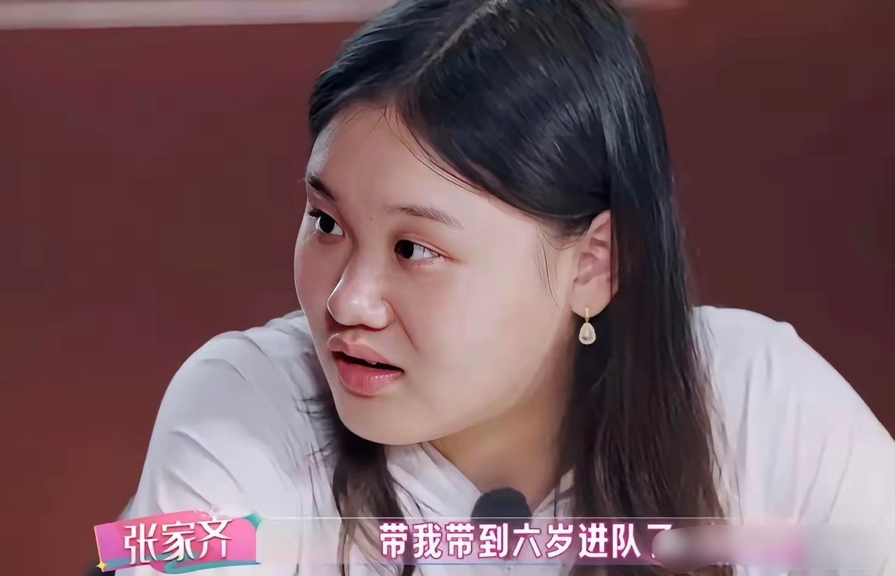 张家齐在节目中透露妈妈生她后，就做家庭主妇专门照顾她，一直带她到六岁，她进入国家队。
没想到她会说出她跟妈妈不太亲的一句话，这样妈妈听了得多伤心啊！
张家齐在节目中透露妈妈生她后，就做家庭主妇专门照顾她，一直带她到六岁，她进入国家队。
​没想到她会说出她跟妈妈不太亲的一句话，这样妈 ​