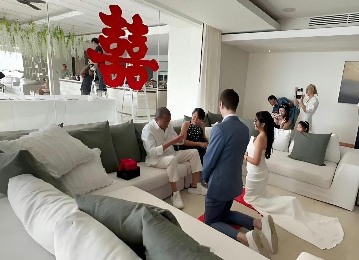 梁家辉，不愧是传统中国人！
女儿结婚连洋女婿也得下跪敬茶。🧎 ​