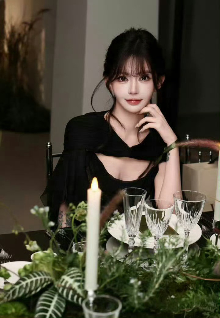 不同于直播间厚重美颜、精修图里的网红感，这次是街边自然光下的真实状态。没有滤镜加持，五官舒展流畅，面部没有僵硬浮肿感，身形纤细，神态松弛自然，不少偶遇网友直言