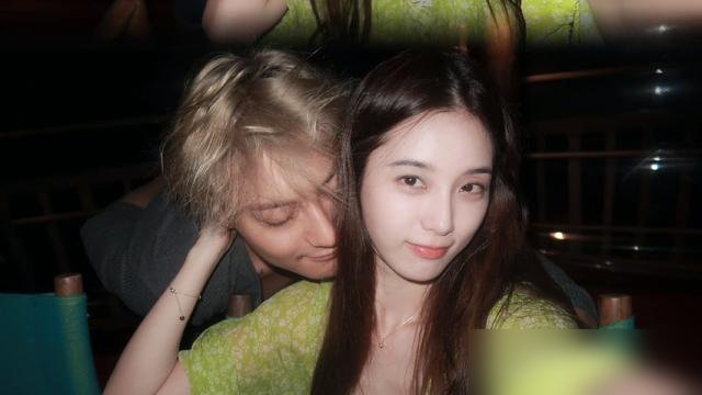 黄子韬这种男人，换个人真过不下去。徐艺洋晒海边照片，配文“爱的人都在身边”，一张一家三口背影照，直接把他俩当爸妈这事锤死了。从官宣恋情到领证婚礼，也就一年多，期间还穿插产检、抱娃回家各种传闻，当时否认得挺干脆，现在孩子照片直接甩出来。但你看徐艺洋，全程没急过，不解释不内耗。黄子韬敏感、爱闹、情绪上头
