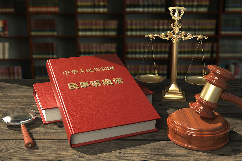 “谁主张，谁举证”这六个字，恰恰是这件事里最难迈过去的坎
评论区里藏龙卧虎，一位网友的提问堪称一针见血：这位女子说自己被快递员看了个正着，可她拿什么证明自己当时没穿衣服？家里的监控，能不能拍下她光着身子、快递员恰好推门而入的那一幕？
这话问得扎心，可偏偏问到了点子上。
空口无凭，是打官司的第一道门槛