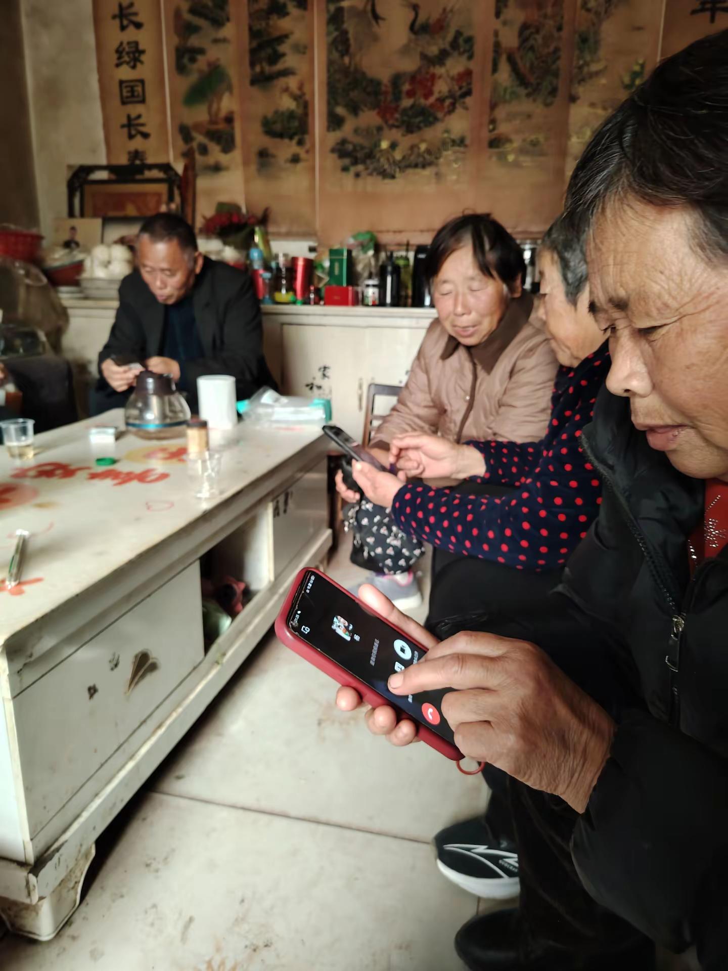 <p>温馨一家人 亲人亲情 兄弟姐妹情深 幸福一家人 <!--{img...