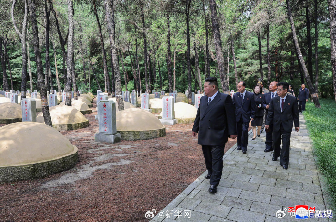 【 据报道，金正恩默哀悼念中国人民志愿军烈士，并凭吊毛岸英墓，敬献鲜花...