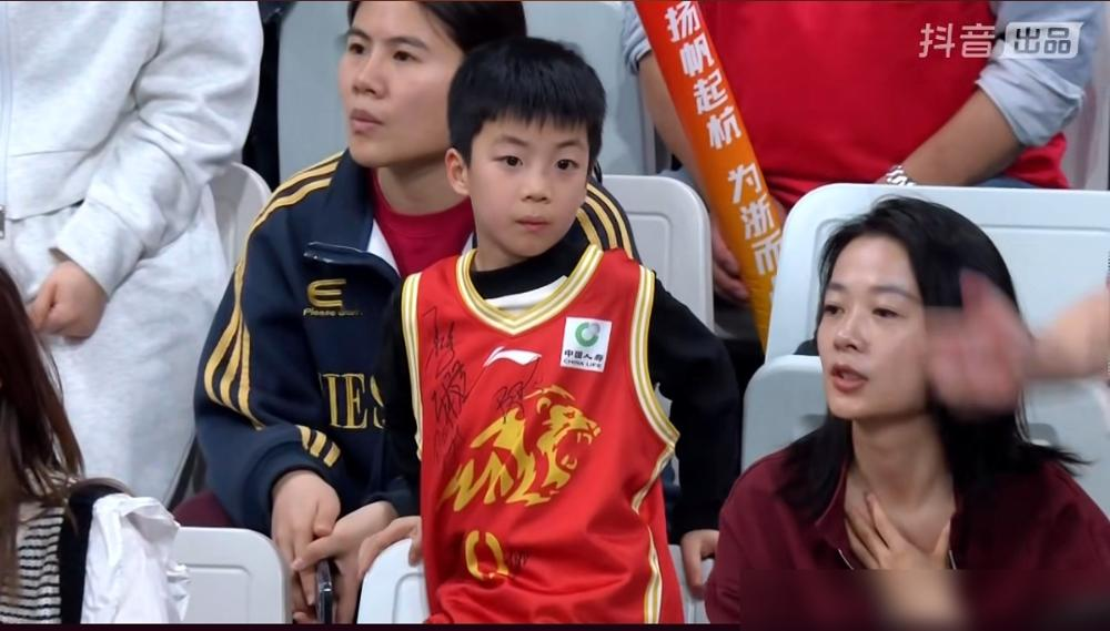 刚把救火外援塔克一脚踢走，孙铭徽和胡金秋又不打，广厦这球是怎么赢的？...