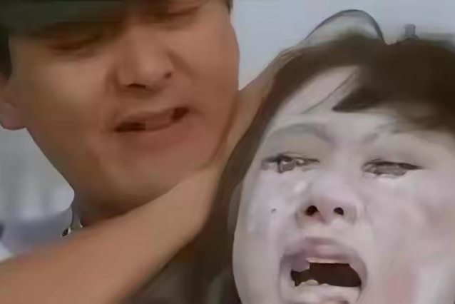 1987年，利智在拍摄时，被周润发一脚踹进玻璃渣里，后来在杀青宴上，周润发又悄悄拿着吃剩的蛋糕，直接拍在她脸上，现场的人都在笑，只有张国荣安慰了她两句。

先校正一个被讲岔了的细节，很多短视频把两件事揉成一团说，其实蛋糕糊脸那一幕，发生在同年10月底的千粒星慈善演唱会，不是《老虎出更》杀青宴；原本流
