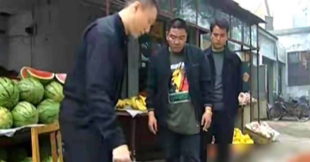 420万砸进去，450万就卖了。高群书拍《征服》，赔得底裤都不剩。
结果呢？南京收视率干翻《射雕》，豆瓣9.1。孙红雷一句“这瓜保熟吗”，火到现在。
当年西安一个女老板，低价捡漏买下版权，如今靠重播躺着收钱。高群书没赚到快钱，却留下了一部谁也抹不掉的作品。
2026年他还在说：行业没问题，是我