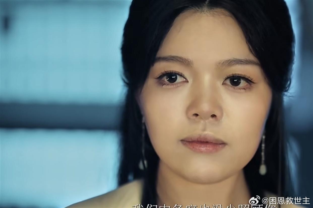 网红厚本出演赵露思监制短剧《我不是NPC》单元女主，演技引发热议。习惯短视频夸张外放的表演模式的她，难以适配短剧细腻的镜头表达，被吐槽表情僵硬空洞、台词念稿感重，表演显得出戏。虽为角色减重，努力可见，但网红和短剧表演逻辑差异大，跨界转型出现水土不服。网友观点两极，有人认为拿资源该达 ​