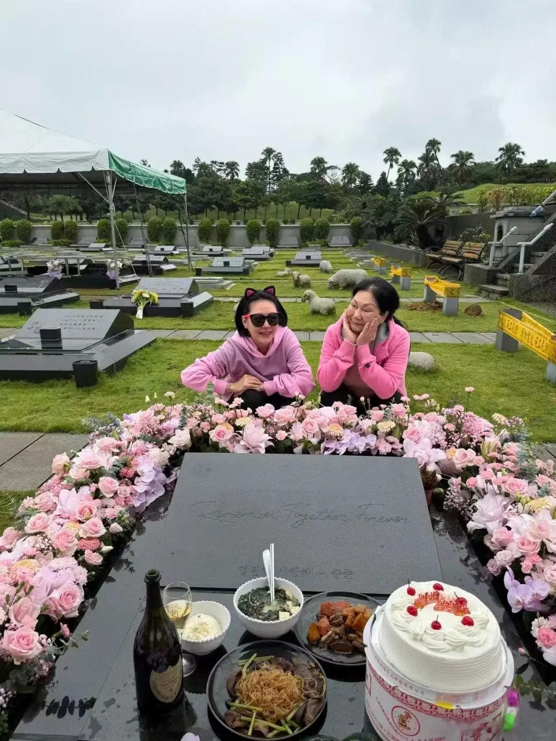 大S冥诞家人现身，S妈满脸笑容，具俊烨也在，香槟蛋糕全摆上了 ​
