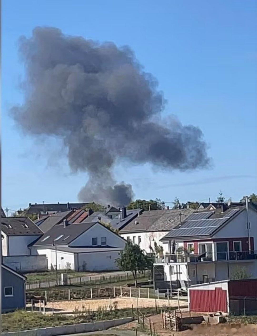 今天，美军一架F-16在德国西部斯潘达勒姆空军基地附近坠毁，这已经是一周之内第二次同类机机型坠毁。这玩意用了几十年，确实到了该淘汰的时候，只是美国好像拿不出很合适的战机替换。#美军一架F16战机在德国坠毁##烽火问鼎计划# ​