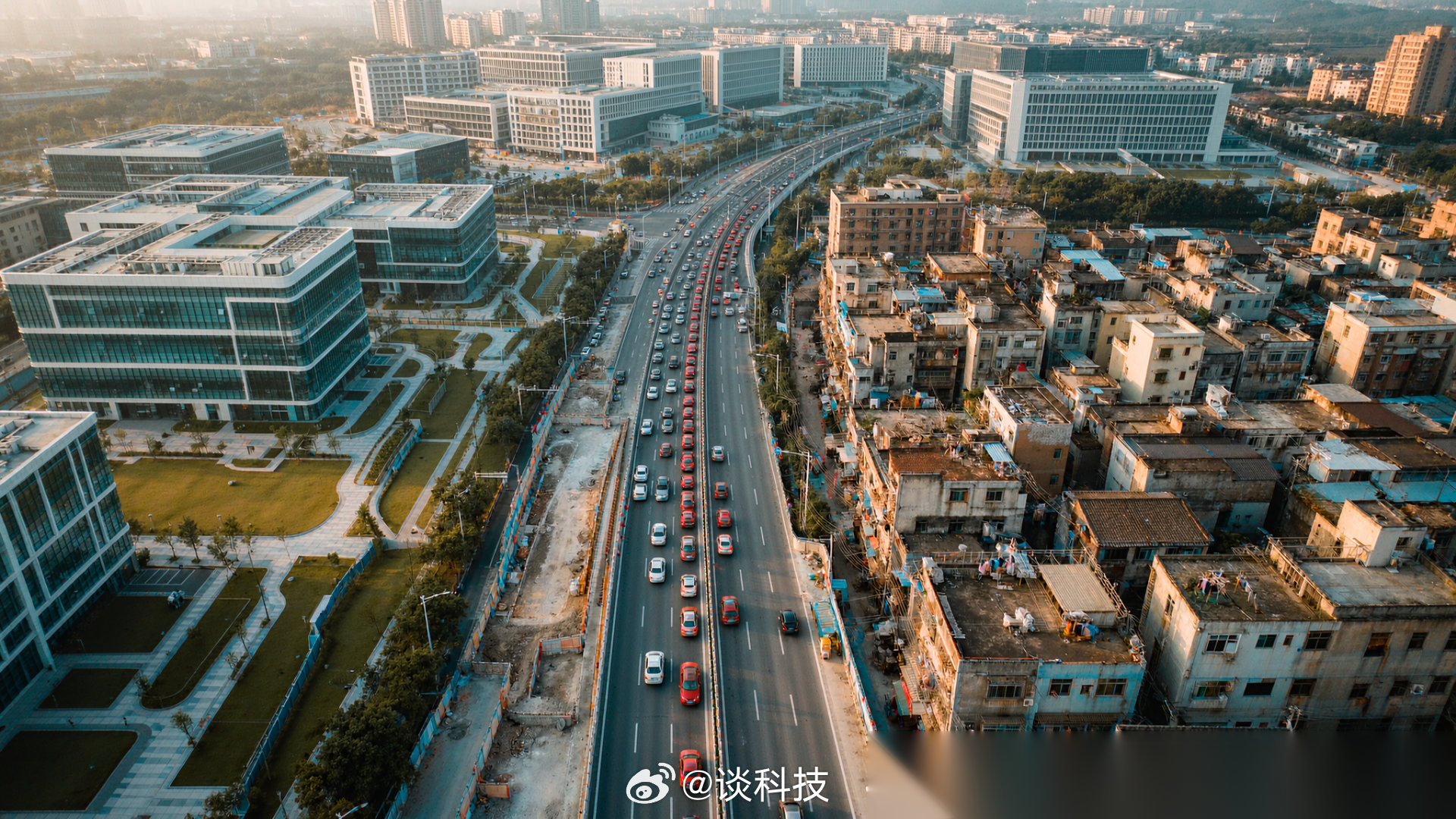 一个城市想留住头部科技公司，光喊口号没用，先看它门口那条路修了几年。华为当年把总部从南山科技园搬到龙岗坂田，连接关内关外的梅观高速常年修路堵车，多年没解决，坂田的城中村面貌十年不变——园区里是现代化办公楼，园区外是另一番景象，来参观的外宾和政企高层感受很直接。 
 
更关键的转折是“ ​