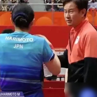 张本美和混双搭档，一夜之间从松岛辉空换成了亲哥张本智和。
日本乒协这波操作，直接把洛杉矶周期的混双盘子掀了。松岛辉空卸任，专攻男单，张本兄妹正式锁死混双。
理由就一条：血缘默契。俩人一个屋檐下长大，一个球台练出来的，沟通成本几乎为零。日本队赌的就是这个。
但别忘了，就在刚过去的中国大满贯，张本