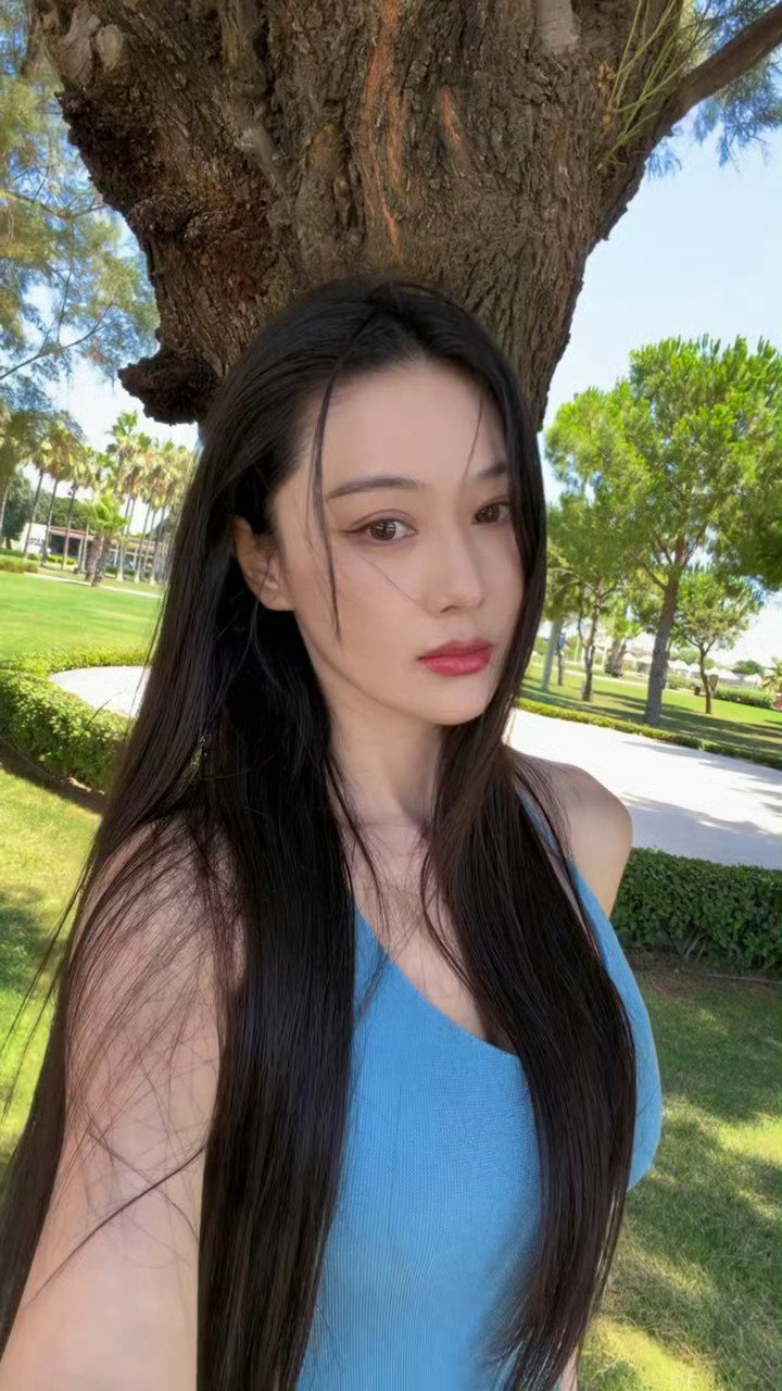 #张馨予画画曾获全国第三#张馨予身材真好 ​