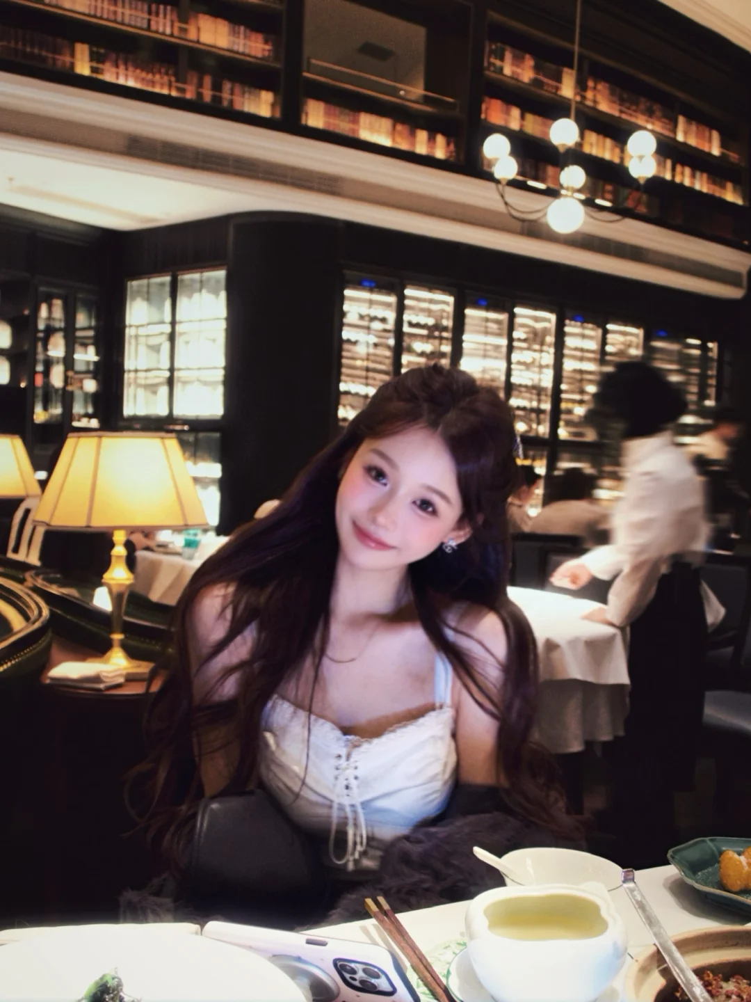 和漂亮女孩吃漂亮饭