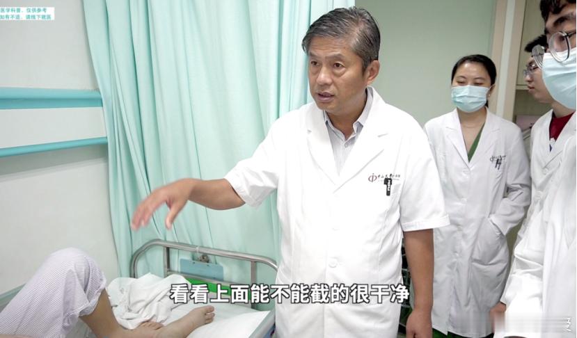 医术救人，信任暖心，让晚期患者有尊严活着
每逢医师节，聚光灯多投向荣誉与掌声，但我更想谈谈骨肿瘤科临床最沉重、也最考验初心的那道命题——晚期骨肿瘤的救治。
许多患者和家属误以为，骨癌晚期、肿瘤巨大，截肢既无必要，放任不治反而“少受罪”。可深耕骨肿瘤科多年，我深知，姑息治疗从不是放弃 ​