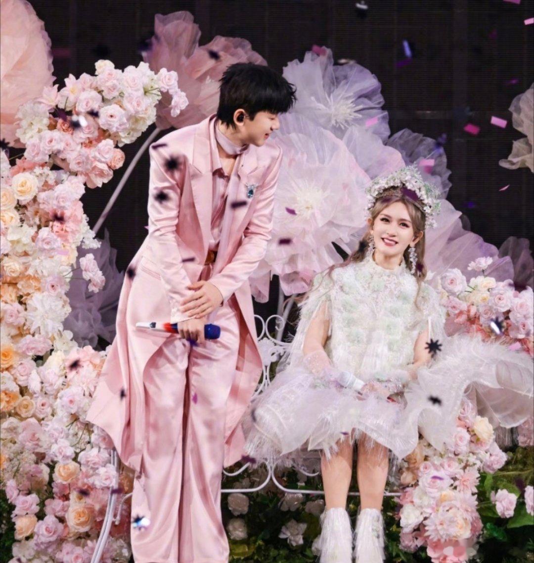 6月11日，小夫妻谢娜、张杰引发了网友的热议，原因是谢娜用一场演唱会圆...