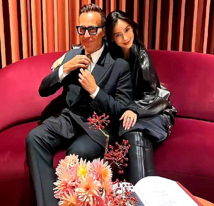 Angelababy现身海外大秀，黑色皮衣搭高筒靴，紧挨着爱马仕总监杜马斯合影，两人的互动瞬间冲上热搜
 

看这合影，眼里那种掩饰不住的崇拜与仰慕，比以往任何一次商业同框都要真切。站在时尚帝国的真正掌权人身边，仰视强者的神态根本藏不住，完全不见平日里的冷艳架子
 

当年靠着黄晓明在内娱平步青云，