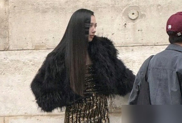巴黎生图直接炸了，郭碧婷压根没打算藏。黑色皮草往身上一裹，黑长直一披，肉眼看过去壮了一圈，脸也松了，跟精修图完全是两个人。网友吵翻了，结果她该看秀看秀，该拍大片拍大片，还接了红秀专访。
最好笑的是，有人说她这清冷劲儿，梦回南湘。可南湘那时候多紧致，现在整个人是往下垮的。生过孩子的都懂，这不是不自律
