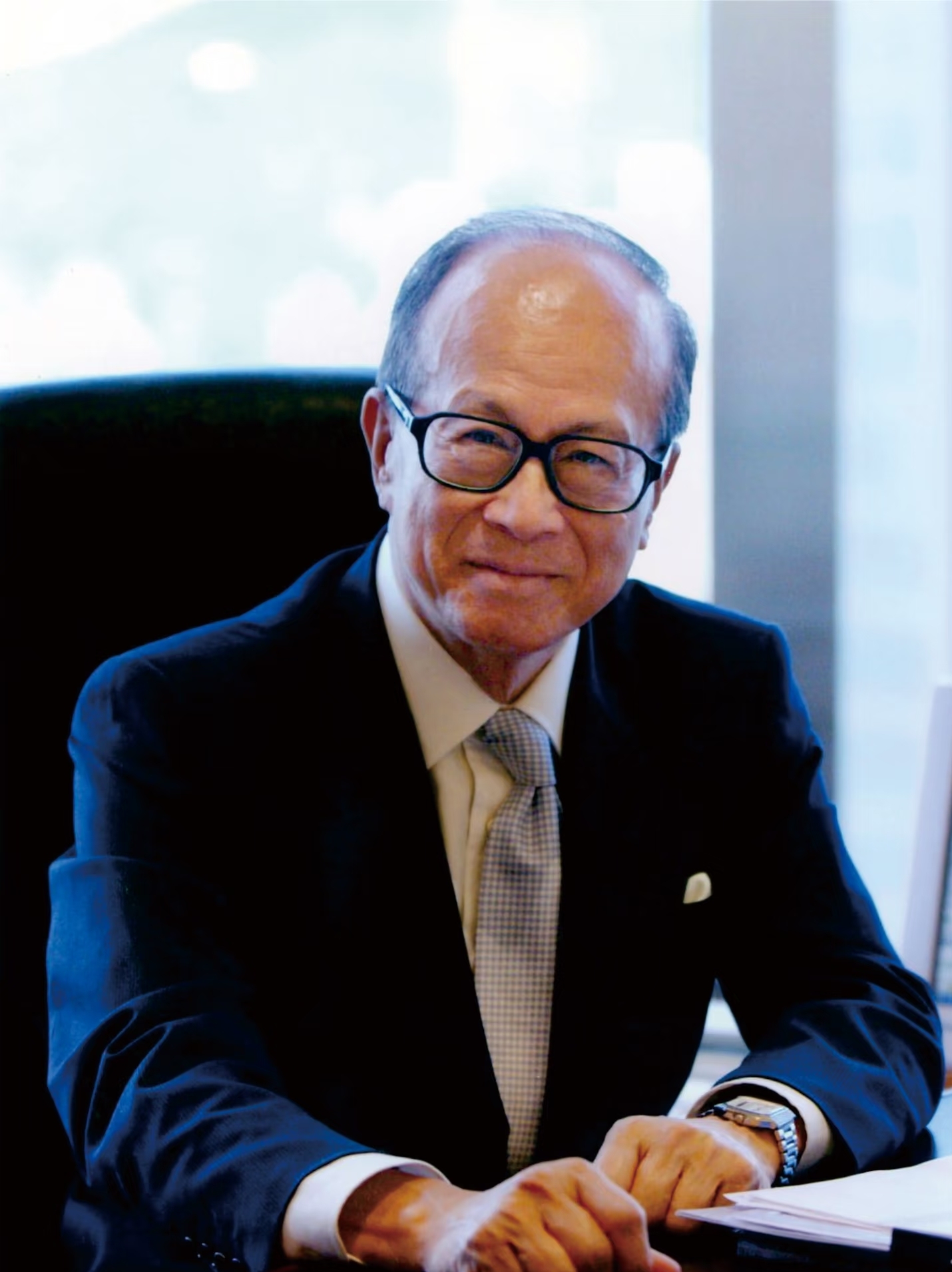 李嘉诚估计自己都没想到，
14岁辍学打拼攒下的家底，
热搜一上，全网先替他安排起“败家”剧本了。

实际上，俩儿子李泽钜、李泽楷接盘接得稳稳当当，压根没那些狗血剧情。老李本人安稳得很，可评论区偏要拿老前辈曾国藩举例子：当年买下上海一条街算有钱吧？儿子一天就给输个精光。

老李是没被败家，但普通人根本