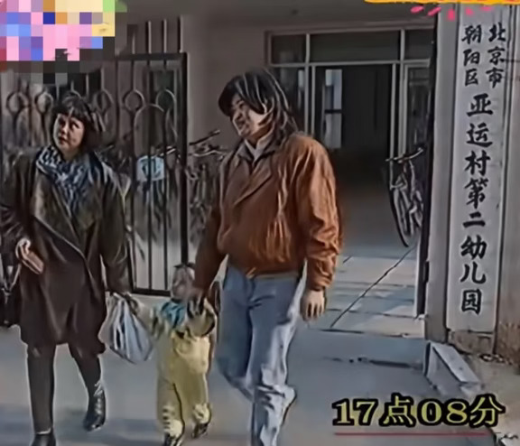 这是1994年刘欢夫妻俩，去幼儿园接闺女的珍贵旧照，3岁的刘一丝就读于北京市朝阳区亚运村第二幼儿园，放学时一手牵着爸爸一手牵着妈妈，一家三口其乐融融！
	
虽然旧照有点模糊，但依然能感受到温馨有爱的家庭氛围，也能看出当年31岁的刘欢，留着标志性的齐肩长发，穿着打扮非常潮流，面貌跟现在相比没有太大变化。
	
转眼间，刘一丝如今已经35岁，刘欢也盼到了宝贝女儿出嫁，明明退休不久可以好好享受晚年生活，这么年轻就离世，真的太可惜了！