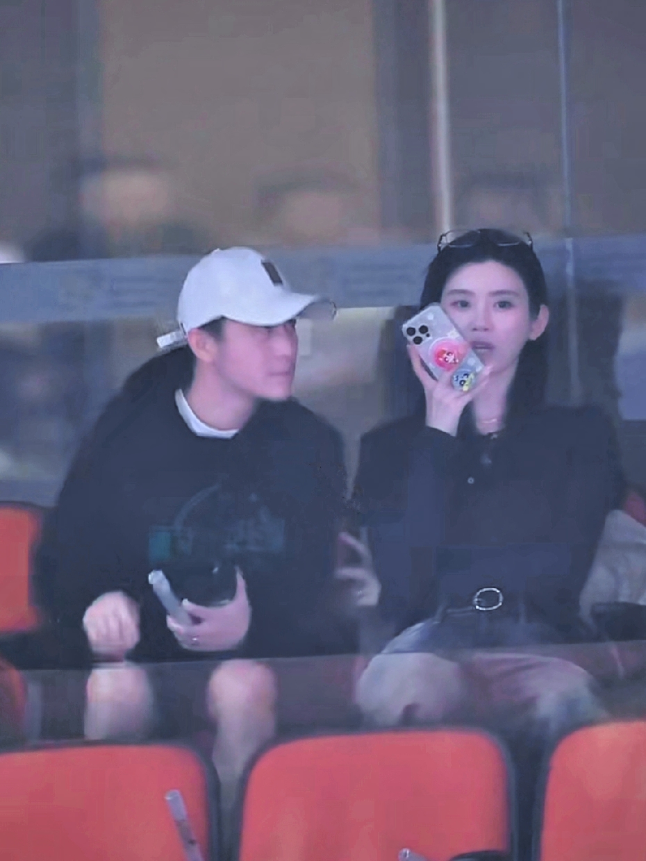 奚梦瑶、何猷君现身陈小春深圳演唱会，同行的还有郑希怡！不得不说，她俩人缘真好，两个人情商都很高、很有礼貌，相处起来让人觉得很舒服，没有攻击性，这也是她们之前能在综艺里圈粉的原因吧，一开始大家对她俩的印象并不好，豪门公子与女明星，但是没想到综艺里的她们，非常真实可爱，特别接地气，一点也不装，尤其是何猷