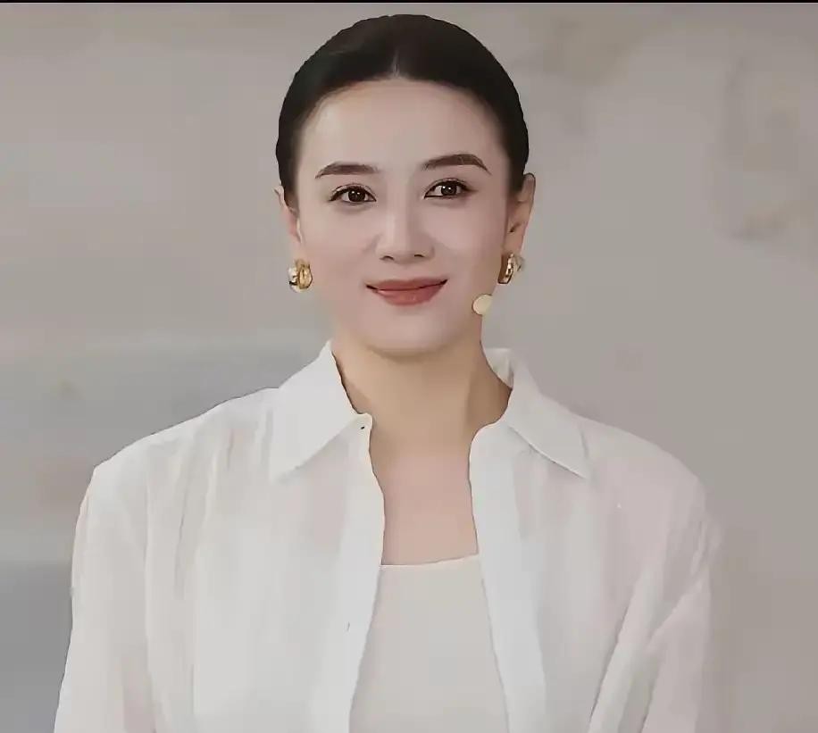 手握两座金鸡影后、两座白玉兰视后外加金鹰奖大满贯的女演员，眼下竟然也闲在家里无戏可拍

这不是什么八卦小报为了博眼球瞎编的段子，而是宋佳本人在面对杨天真访谈时，毫不遮掩扯下的行业底裤

“如今影视开机率只剩30%”

这个数字从顶级影后嘴里轻描淡写地蹦出来，听着真让人直冒冷汗

30%到底是个啥画面