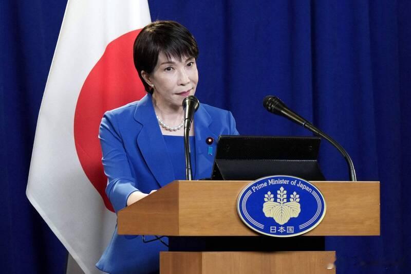 冲绳那霸女子遭驻日美军士兵杀害 日相高市、防相小泉强烈抗议#海外新鲜事# 

日本冲绳县那霸市一名39岁女子3日被发现陈尸于一家酒店房间内，财物也遭抢走。隶属于驻日美军普天间基地的20岁美国海军陆战队士兵巴拉德（デビン・ジェイコブ・バラード）因涉嫌抢劫杀人被捕。

日本首相高市早苗和防卫大臣 ​