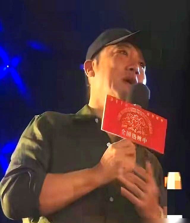 “最近又聚会了没啊？”成都路演现场，沈腾话音刚落，台下一阵哄笑。

这梗抛得猝不及防。贾冰饭局被偷拍的事还在热搜上，沈腾直接当面开涮。

贾冰反应挺快。他拿着麦克风苦笑，澄清自己真没爆粗口，顺带给大伙道了个谢。

澄清完，他立马把话头抛回给沈腾，连夸带捧，直呼腾哥演技是教科书级别。

两人以前录综艺