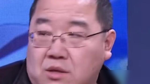 英达小儿子直播里亲口承认，跟巴图还有那个孙子，零交流。不是冷淡，是零。
英如镝说得很直白，这么多年没联系过，连面都没见过。这话从亲弟弟嘴里说出来，比网友骂一万句都狠。巴图那边呢，就回了九个字：无所谓，没必要，不至于。
你品品，这三个词。一个从小被亲爹当空气的孩子，现在有家有业有孩子，压根不接这茬