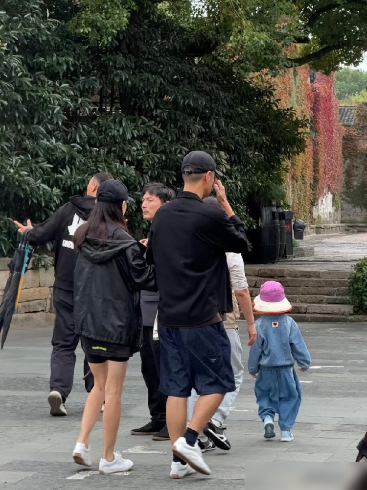 任重孙骁骁乌镇被拍，孙骁骁被指怀二胎，身形却细得跟没生过似的。
八月任重刚官宣，配文“1+1=4”，三岁闺女嘻姐首次露正脸。这才俩月，两口子带着孩子逛戏剧节，黄磊还在旁边陪着。
镜头里孙骁骁走路带风，小腹平平，网友都在问：这哪像孕妇？
另一边任重也没闲着，新戏《把黑夜点燃》刚播，采访里猛夸陈哲