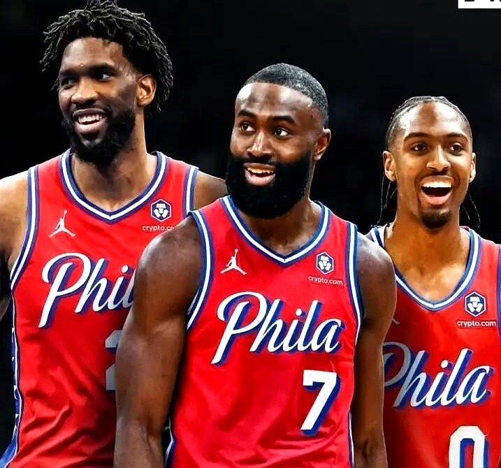 2027年NBA夺冠概率出了，马刺24%登顶，直接压了雷霆一头。

文班亚马休赛期练得狠，加上哈珀补强，圣安东尼奥势头正猛。雷霆迎回伤愈的杰伦·威廉姆斯，23%的概率紧咬不放。

最绝的是76人。马克西、恩比德、詹姆斯加杰伦·布朗，四星阵容摆在台面上吓人，结果概率才给到10%。

尼克斯留着卫冕班底