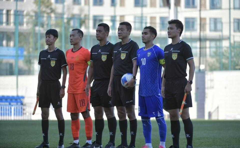 U23国足2-0乌兹别克斯坦！队长吴曦破门 蒯纪闻建功

北京时间9月10日，U23国足亚运队在大连与乌兹别克斯坦队进行了一场闭门热身赛，最终2-0取胜。

本届亚运会，U23国足与朝鲜、伊朗、阿联酋同分在B组，前两名晋级8强，据马德兴透露，中国足协的底线就是进入八强，