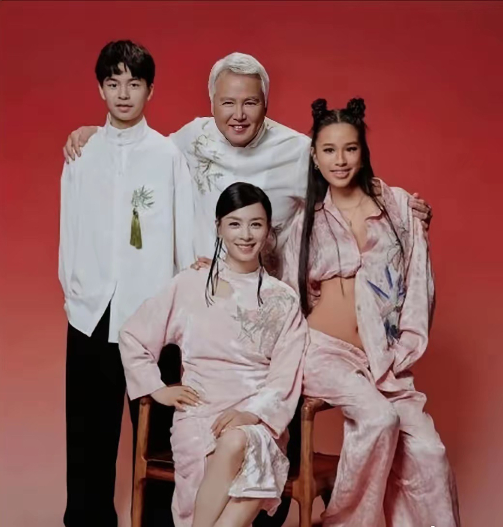 张庭晒这组红底全家福，最抢镜的竟是被全网嘲过“丑小鸭”的大女儿林希彤！如今这高挑身材、混血感五官，真长成“小天鹅”了🦢

你看她双丸子头配露腰国风套装，孕妈张庭坐中间依旧娇俏，林瑞阳白发造型显年轻，儿子也帅气。但希彤这变化确实惊艳——小时候被指“长得像爸”遭非议，现在眉眼舒展、气质大开，基因这东西果