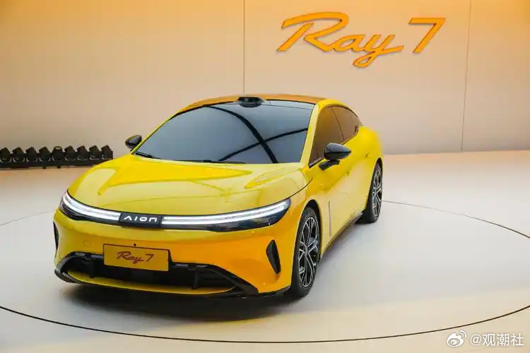 产业热点观察｜硬件迭代与数字服务并行发展纪实
 
一、埃安Ray7全新发布，品牌焕新角逐年轻纯电轿车赛道
 
8月19日，广汽埃安举办品牌升级发布会，全新品牌视觉正式对外亮相，定位年轻群体的中大型纯电轿车Ray7正式发布。这款产品围绕外观设计、底盘操控、三电安全、智能驾驶四大维度进行综合打磨，贴 ​